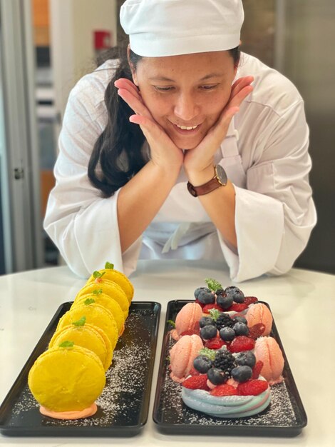 Photo vue rapprochée d'une femme regardant les beaux macaroons