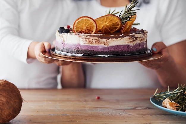 Vue rapprochée d'une femme avec sa petite-fille préparant un gâteau diététique dans la cuisine