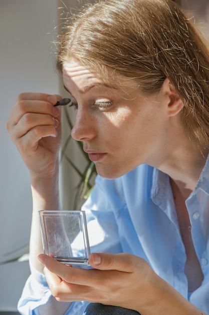 Vue rapprochée d'une femme se maquillant