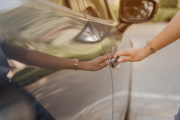 Photo vue rapprochée d'une femme se tenant par la main