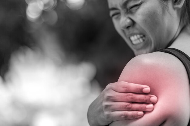 Photo vue rapprochée d'une femme souffrant de douleurs au bras