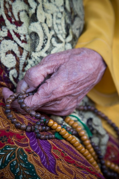 Photo vue rapprochée d'une femme tenant des perles