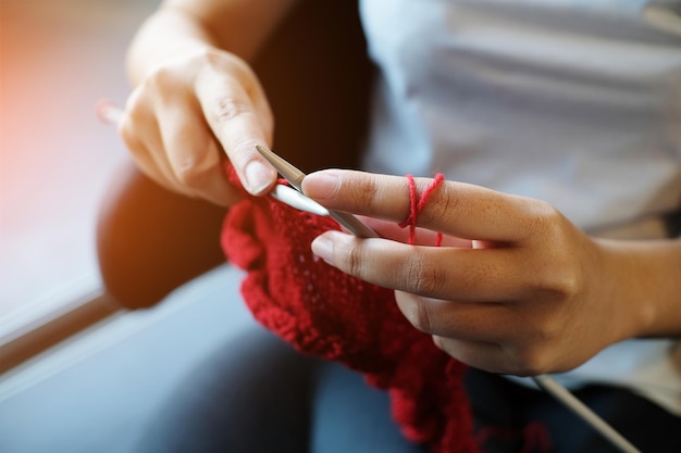 Photo vue rapprochée d'une femme tricotant de la laine