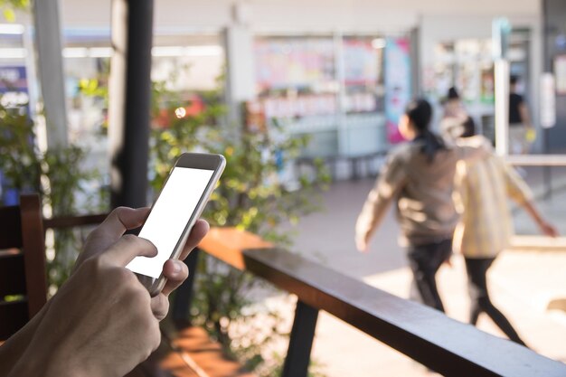 Photo vue rapprochée d'une femme utilisant un téléphone portable