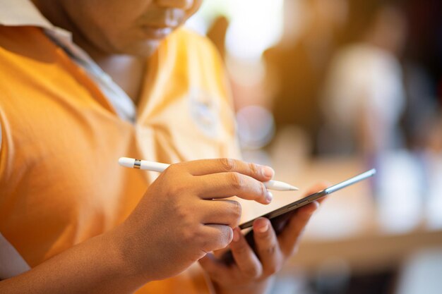 Photo vue rapprochée d'une femme utilisant un téléphone portable