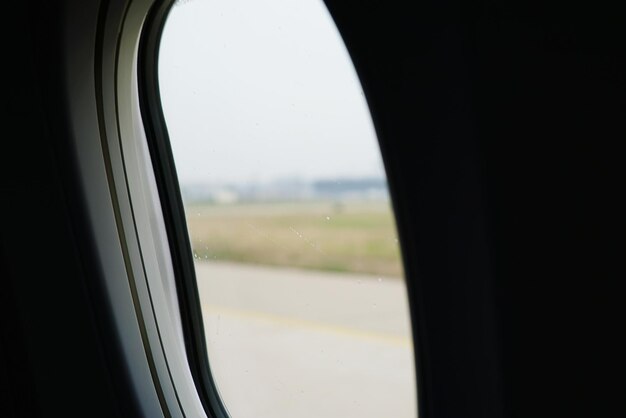 Vue rapprochée de la fenêtre de l'avion