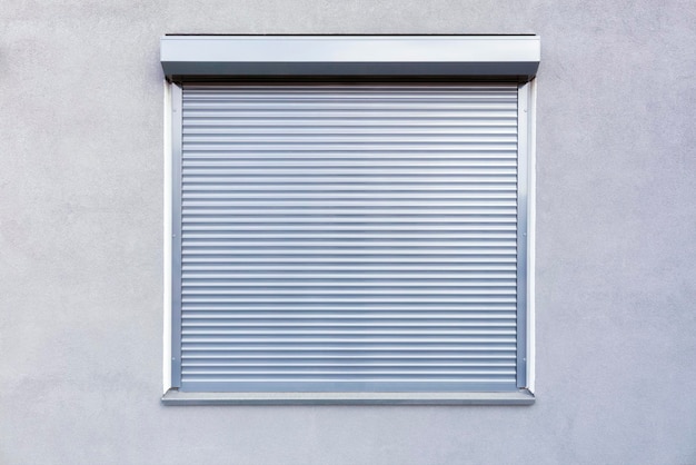 Vue rapprochée d'une fenêtre sur un mur blanc