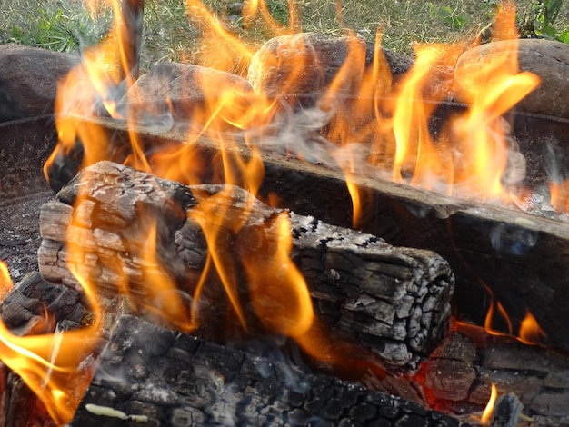 Photo vue rapprochée d'un feu de joie sur un barbecue