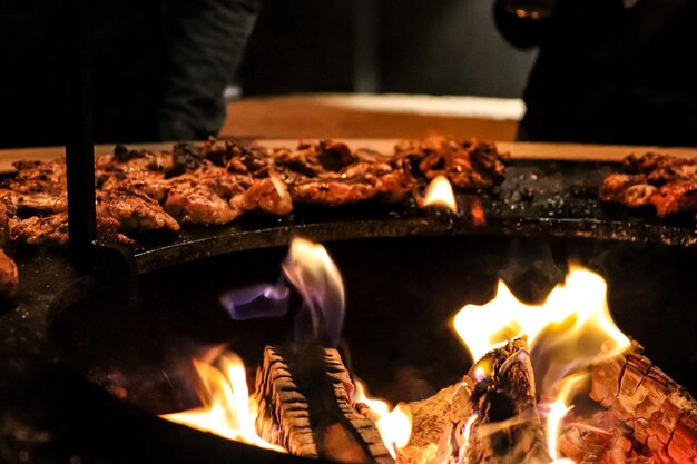 Photo vue rapprochée d'un feu de joie sur un barbecue