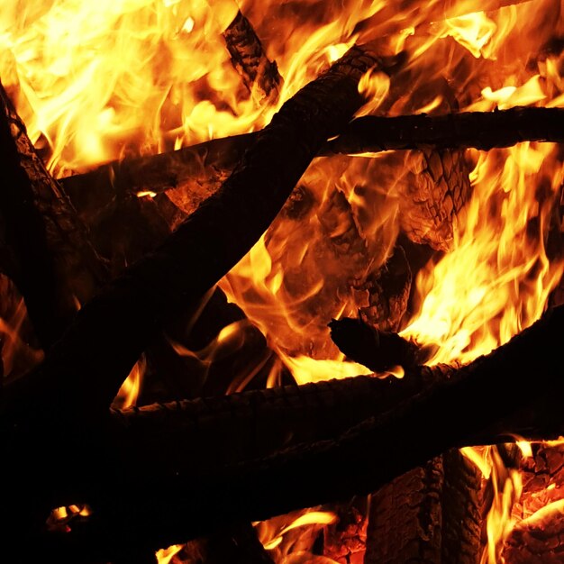 Photo vue rapprochée d'un feu de joie la nuit