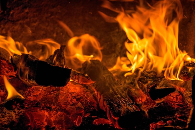Vue rapprochée d'un feu de joie la nuit