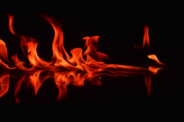 Photo vue rapprochée d'un feu de joie la nuit