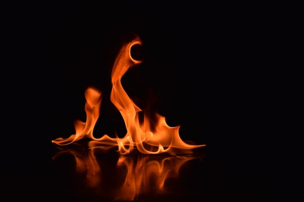 Photo vue rapprochée d'un feu de joie la nuit