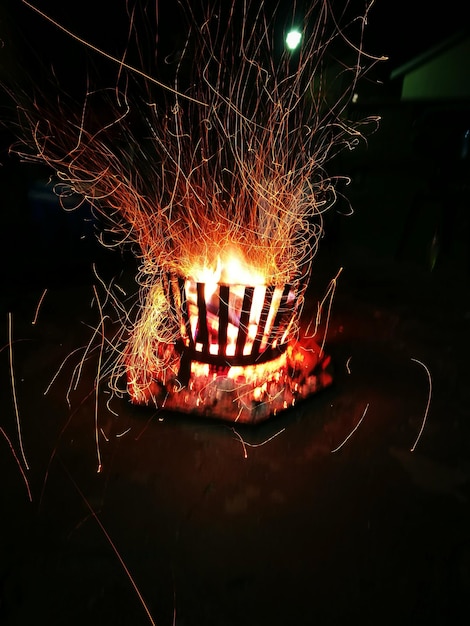 Photo vue rapprochée d'un feu de joie la nuit