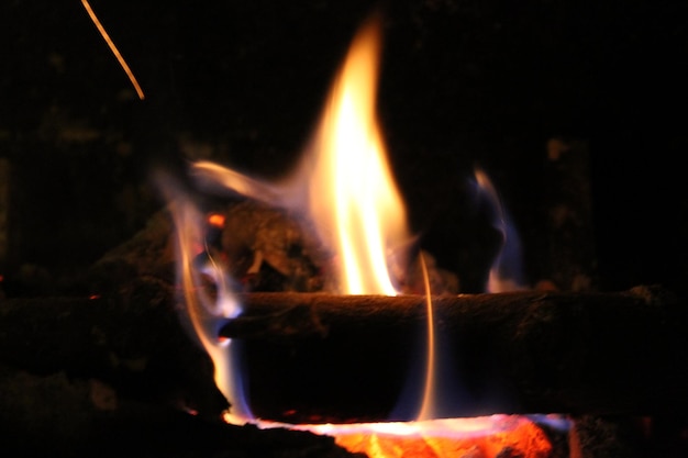 Vue rapprochée d'un feu de joie la nuit