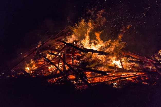 Vue rapprochée d'un feu de joie la nuit