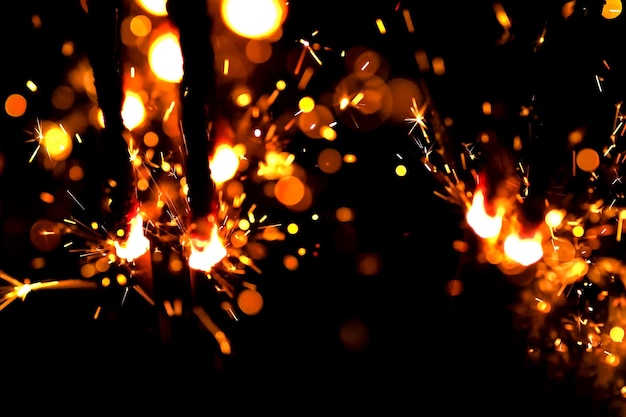 Photo vue rapprochée d'un feu de joie la nuit