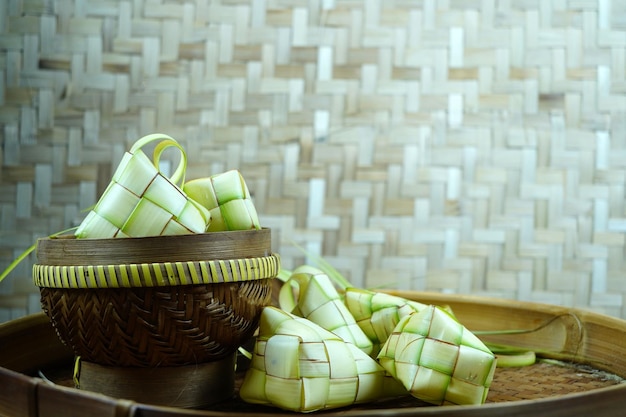 Photo vue rapprochée des feuilles de ketupat dans un panier sur la table