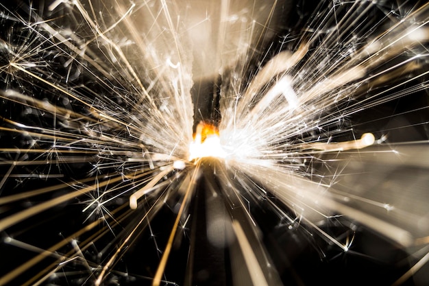 Vue rapprochée des feux d'artifice la nuit