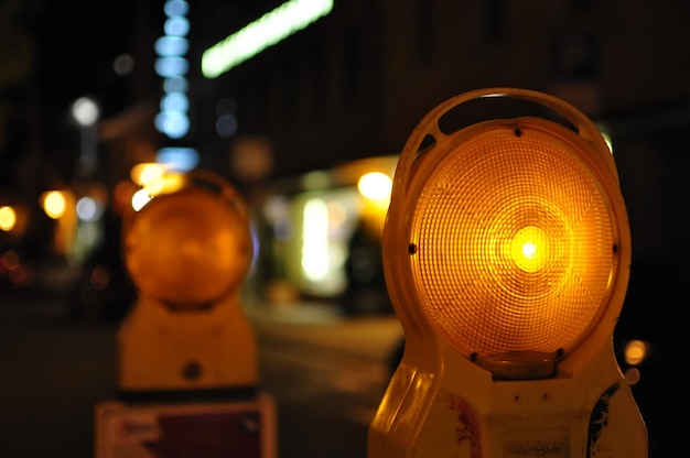 Vue rapprochée des feux de construction éclairés