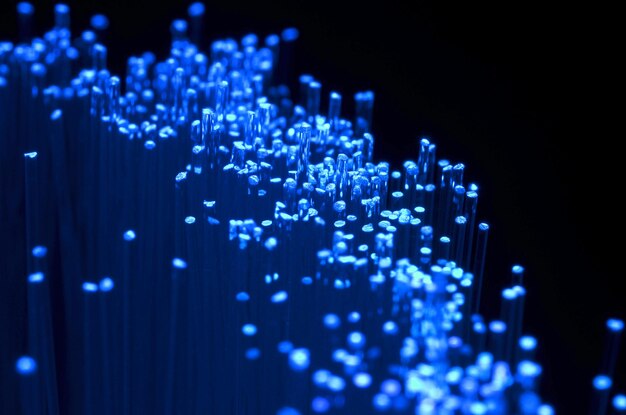 Vue rapprochée de la fibre optique éclairée sur un fond noir
