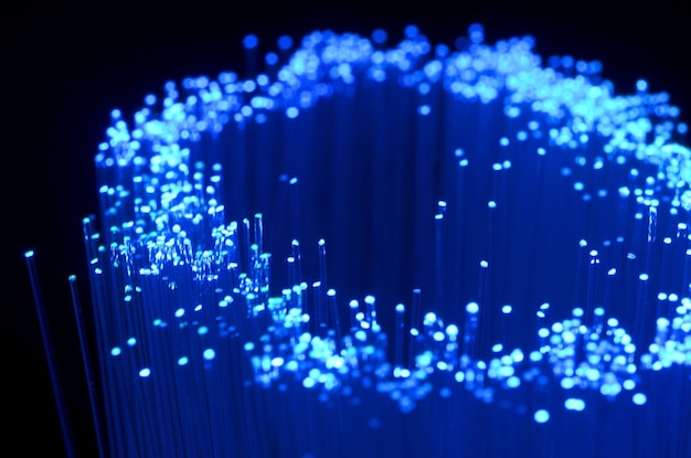 Vue rapprochée de la fibre optique éclairée sur un fond noir