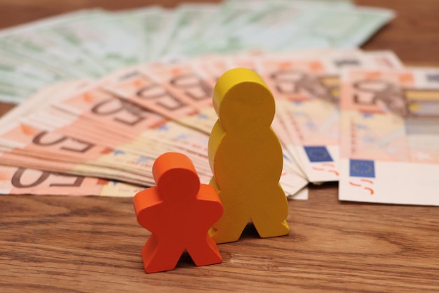 Vue rapprochée des figurines et des billets de papier sur la table