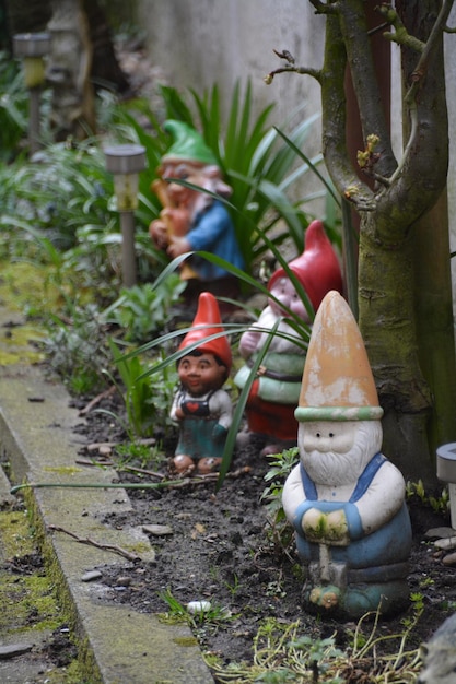 Vue rapprochée des figurines dans le jardin