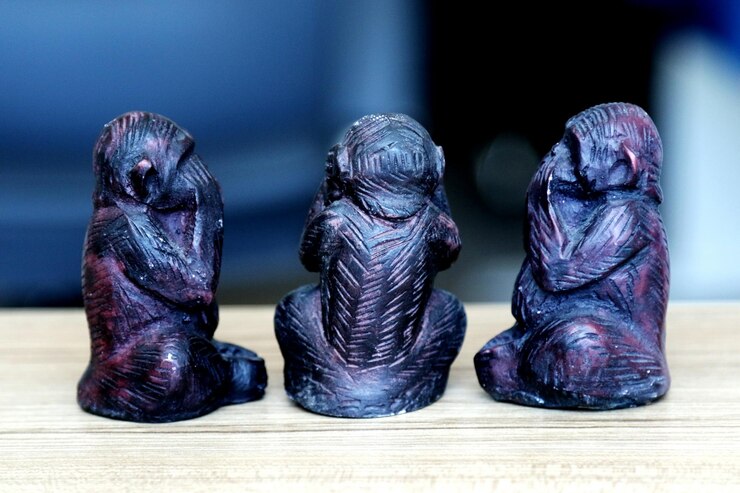 Photo vue rapprochée des figurines de singes sur la table