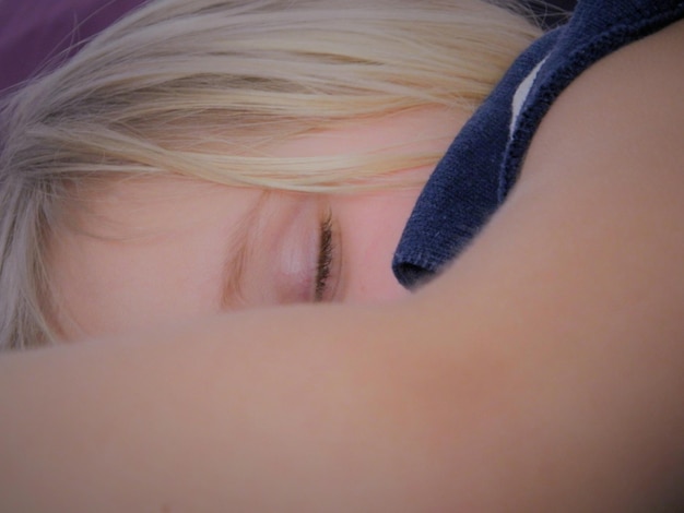 Photo vue rapprochée d'une fille aux yeux fermés