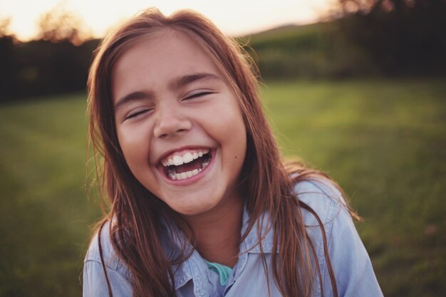 Photo vue rapprochée d'une fille heureuse dans le parc