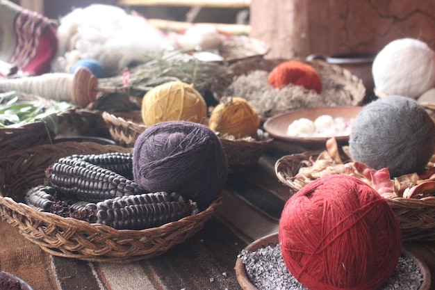 Vue rapprochée de fils colorés avec de la nourriture à vendre au marché