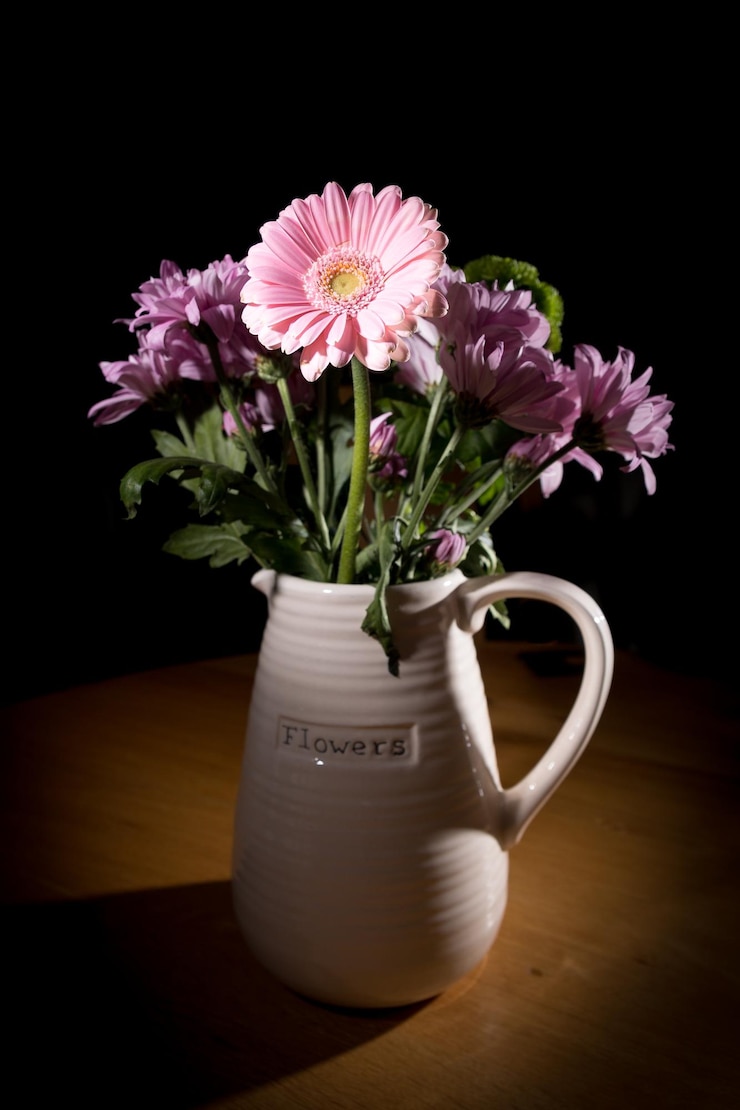 Photo vue rapprochée d'une fleur rose dans un vase