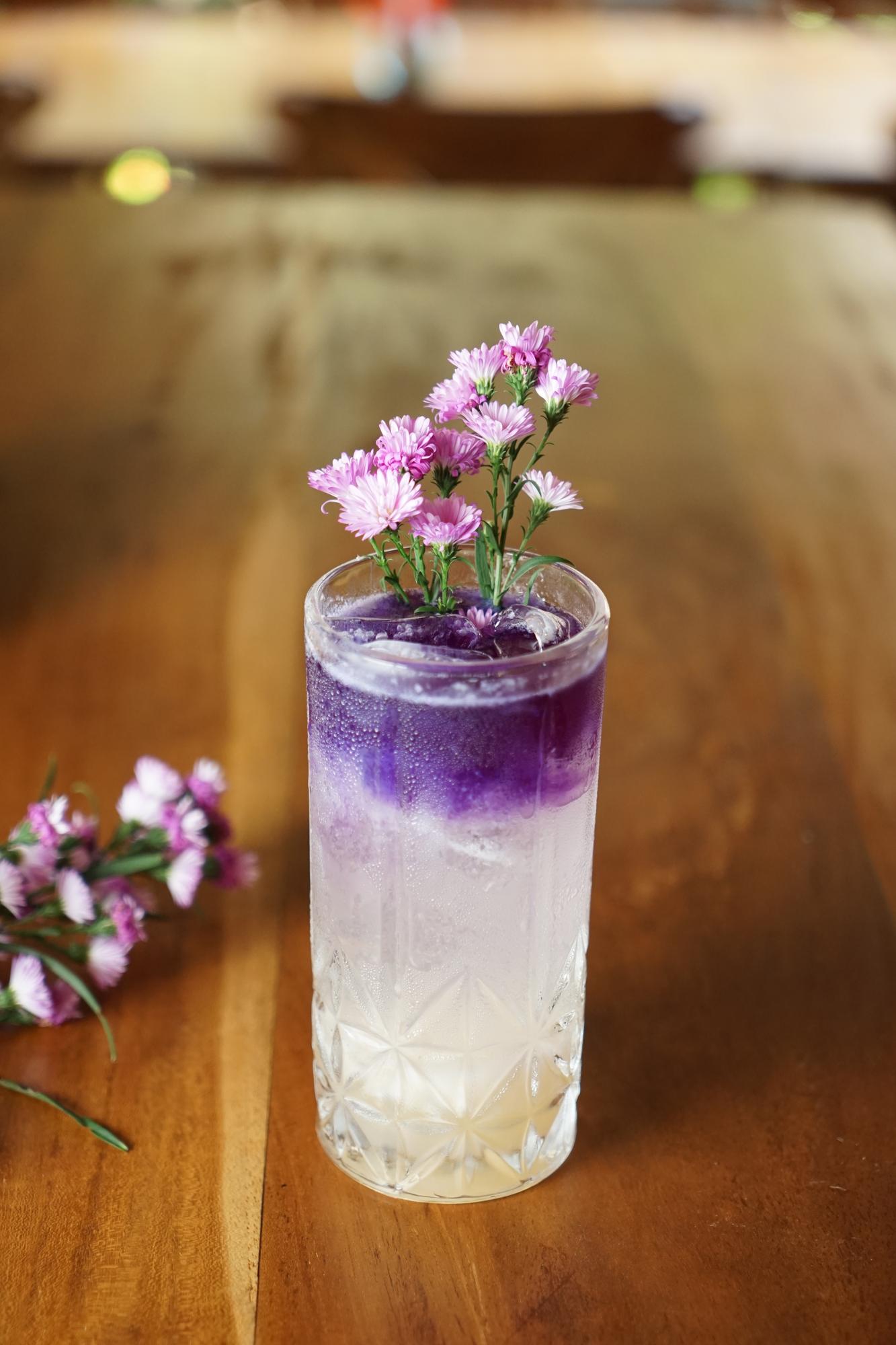 Vue rapprochée d'une fleur rose sur la table