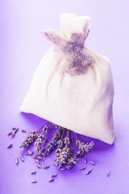 Photo vue rapprochée d'une fleur violette sur un fond blanc