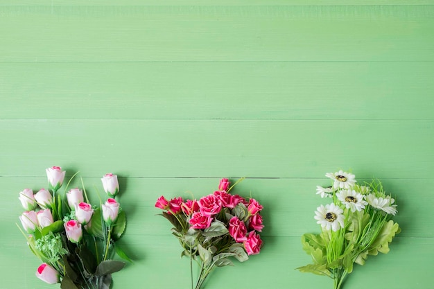 Vue rapprochée des fleurs artificielles sur la table