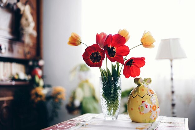 Vue rapprochée de fleurs dans un vase sur la table à la maison