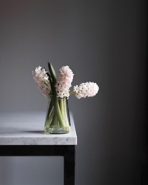 Vue rapprochée des fleurs dans un vase sur la table