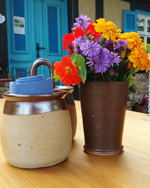 Photo vue rapprochée des fleurs dans un vase sur la table