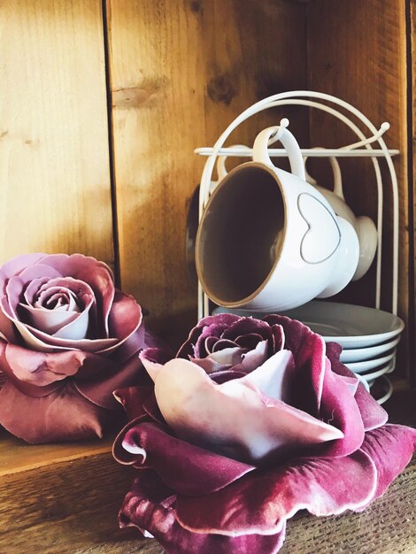 Photo vue rapprochée des fleurs roses sur la table