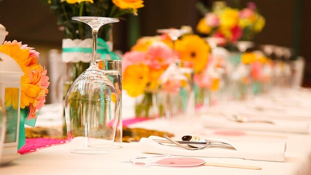 Photo vue rapprochée des fleurs sur une table en verre