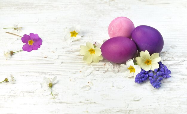 Photo vue rapprochée des fleurs violettes sur la table