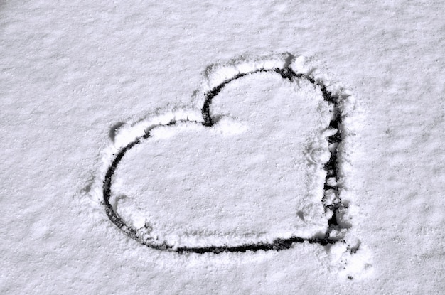 Vue rapprochée de la forme d'un cœur sur la neige