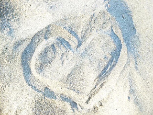 Vue rapprochée de la forme d'un cœur sur le sable