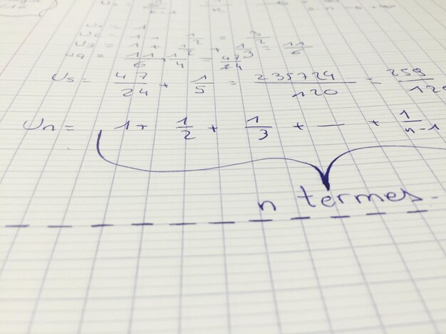 Photo vue rapprochée des formules mathématiques sur un bloc-notes