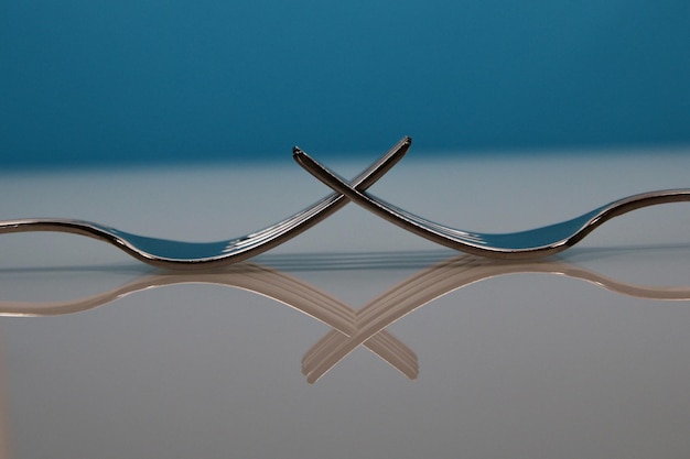 Photo vue rapprochée des fourchettes avec réflexion sur la table