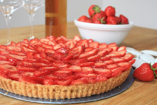 Photo vue rapprochée des fraises dans l'assiette sur la table