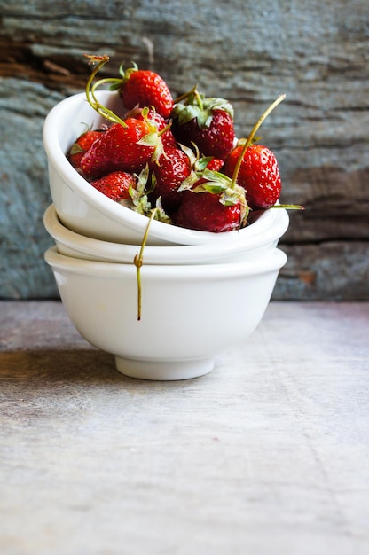 Vue rapprochée des fraises dans un bol sur la table