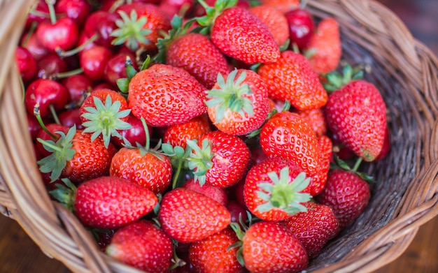 Vue rapprochée des fraises dans un panier sur la table
