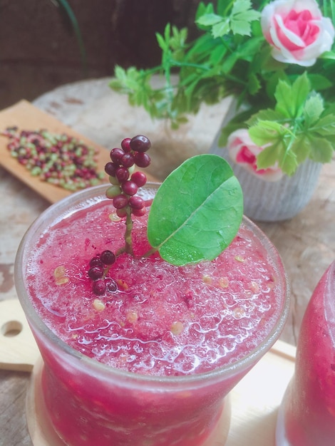 Photo vue rapprochée des fraises dans le verre sur la table